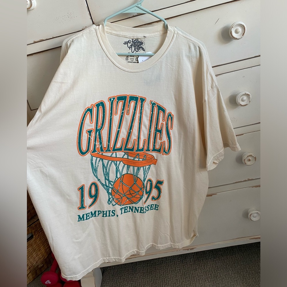 NWT VINTAGE GRIZZLIES GRAPHIC TEE